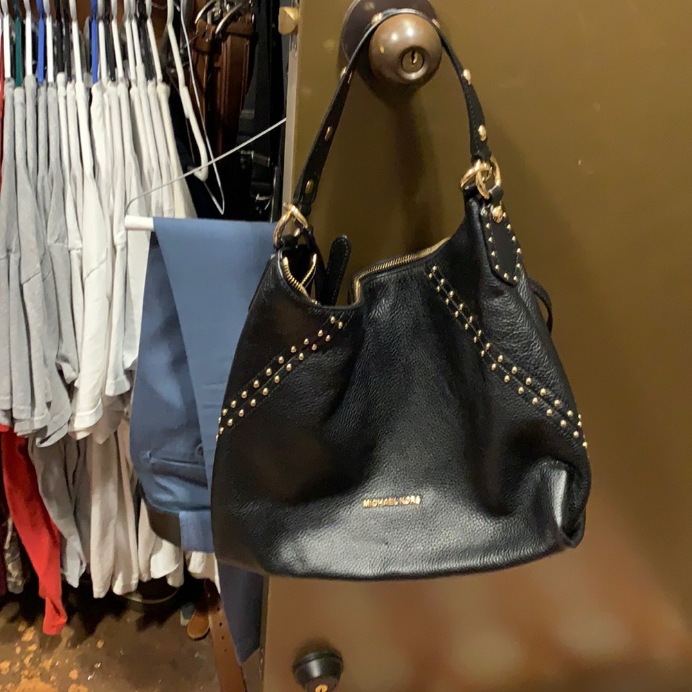 Black leather Michael kors. Gold studded
